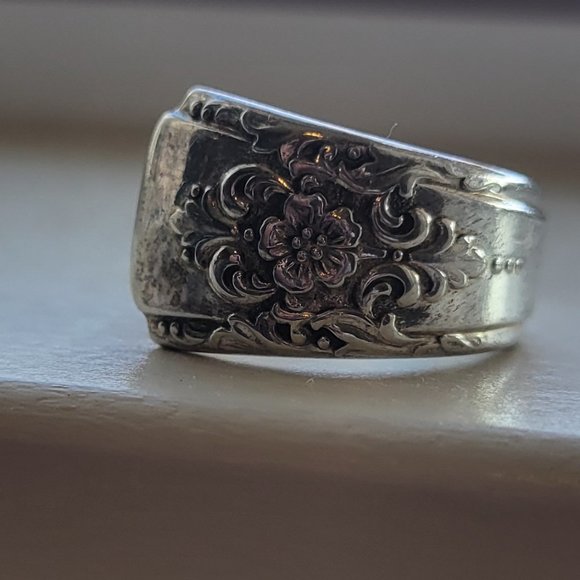 Rogers Vintage Repousse Floral Wrap Silver Spoon Ring Sz 6 - Picture 2 of 12